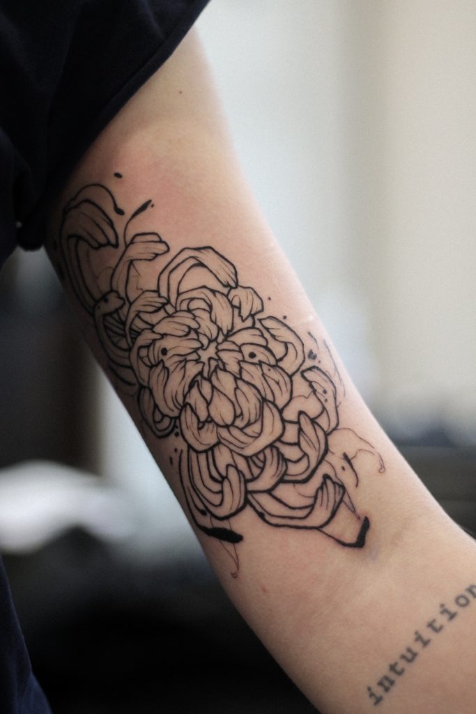 Chrysanthemen Tattoo Flower Tattoo/ Chrysanthemen Tattoo auf dem inneren Oberarm in einem dynamischen Linework